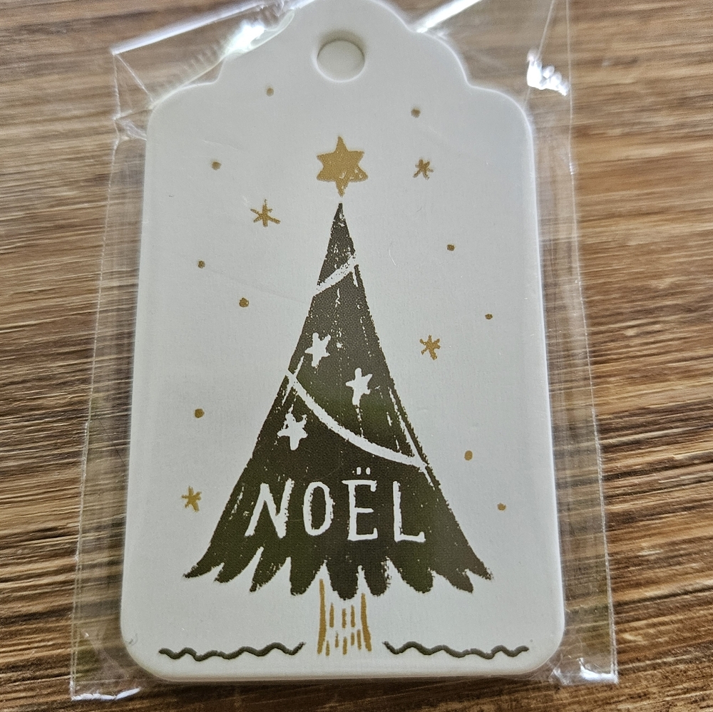 Elegant Noël Holiday Tag with Gold and Green Accents